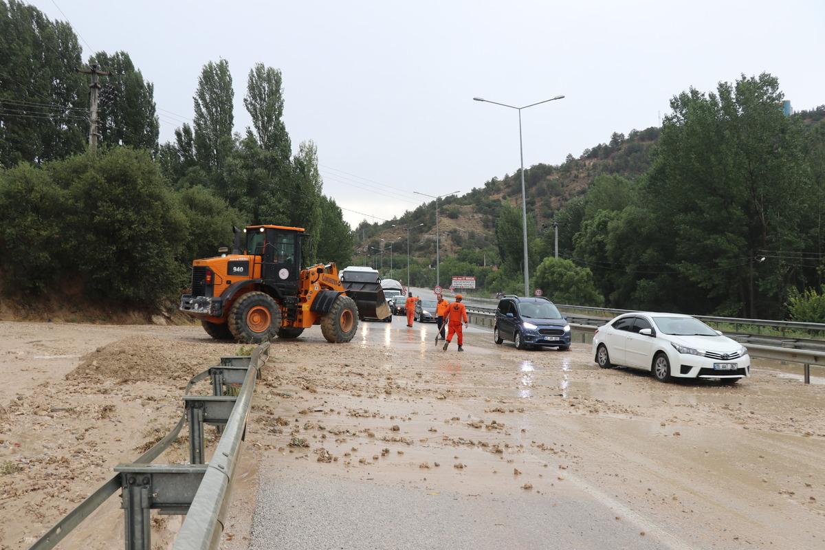 Burdur'da etkili olan kuvvetli r&uuml;zgar ve sağanaktan dolayı ağa&ccedil;lar devrildi