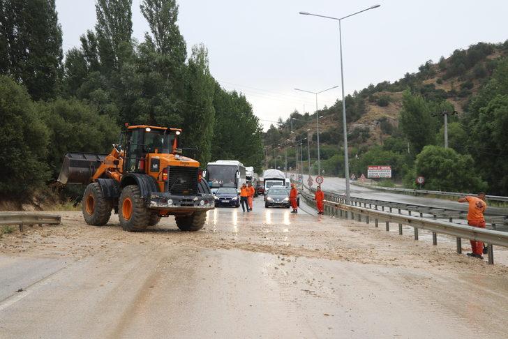 Burdur'da etkili olan kuvvetli rüzgar ve sağanaktan dolayı ağaçlar devrildi G3