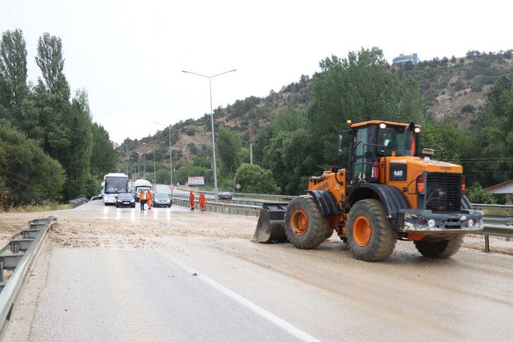 Burdur'da etkili olan kuvvetli rüzgar ve sağanaktan dolayı ağaçlar devrildi G4