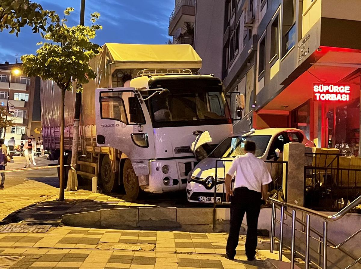 &Uuml;mraniye'de freni arızalanan kamyon park halindeki d&ouml;rt araca &ccedil;arptı