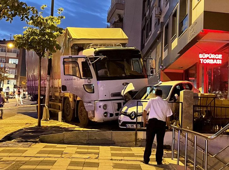 Ümraniye'de freni arızalanan kamyon park halindeki dört araca çarptı G1