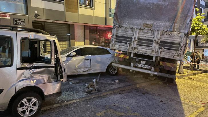 Ümraniye'de freni arızalanan kamyon park halindeki dört araca çarptı G2