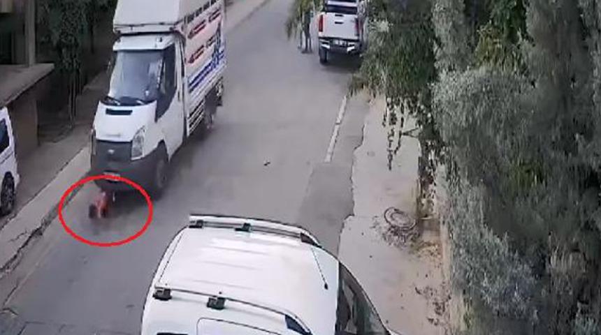 Mucize kurtuluş! Kamyonet üzerinden geçti, burnu bile kanamadan kurtuldu...