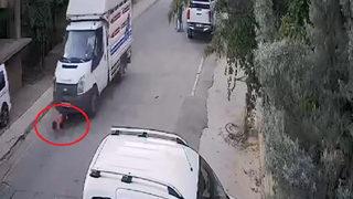 Mucize kurtuluş! Kamyonet üzerinden geçti, burnu bile kanamadan kurtuldu...