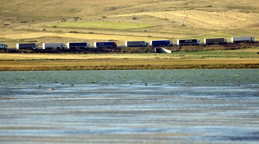 Sınırda 6 kilometrelik kuyruk! Böyle görüntülendiler