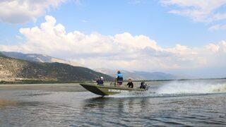 Denizli'deki Işıklı Gölü'ne 300 bin sazan yavrusu bırakıldı