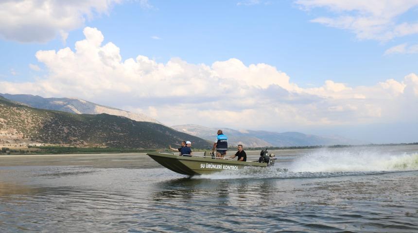 Denizli'deki Işıklı Gölü'ne 300 bin sazan yavrusu bırakıldı