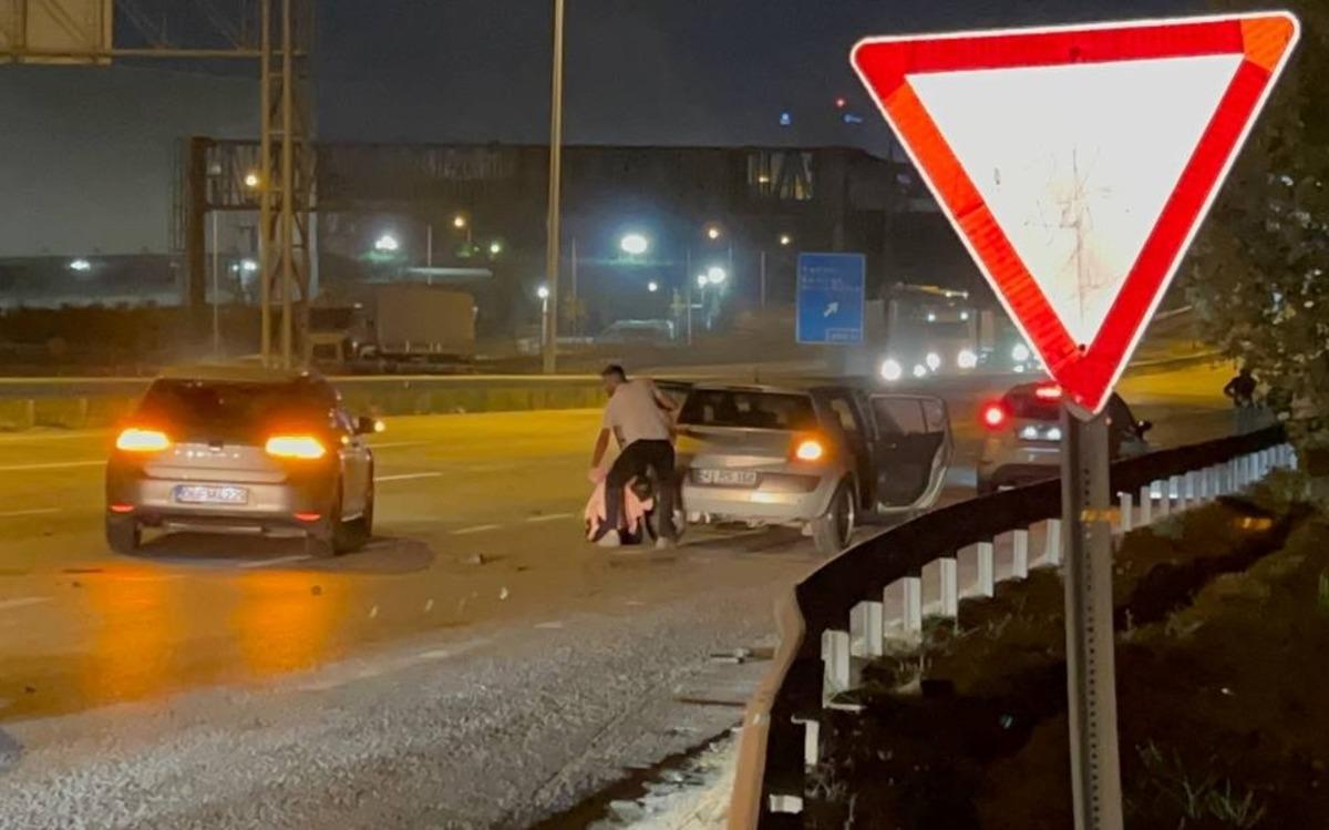 Kocaeli'de iki otomobilin &ccedil;arpıştığı kazada anne ve kızı yaralandı