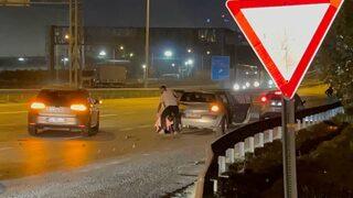 Kocaeli'de iki otomobilin çarpıştığı kazada anne ve kızı yaralandı