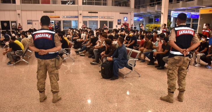Afgan uyruklu 227 düzensiz göçmen Erzurum'dan ülkelerine gönderildi G2