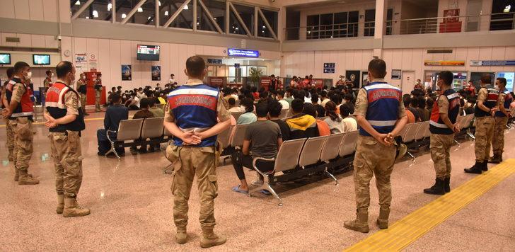 Afgan uyruklu 227 düzensiz göçmen Erzurum'dan ülkelerine gönderildi G3