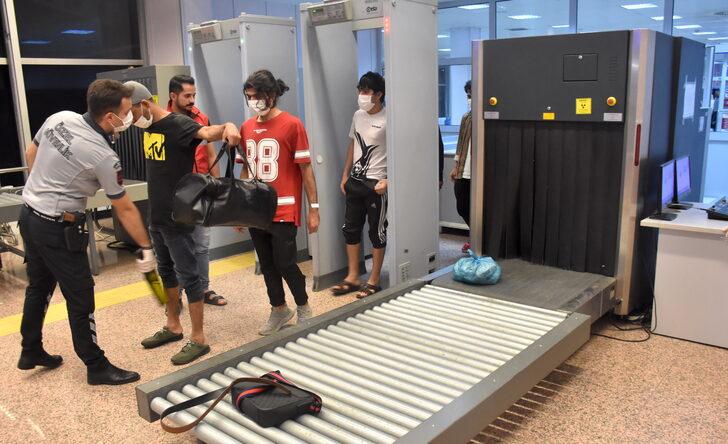 Afgan uyruklu 227 düzensiz göçmen Erzurum'dan ülkelerine gönderildi G4