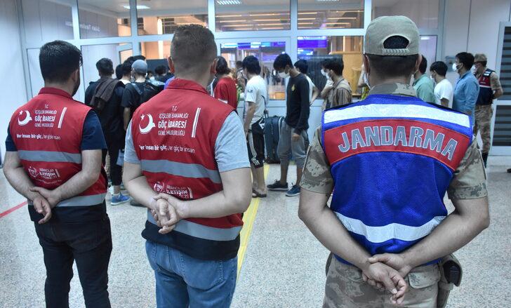 Afgan uyruklu 227 düzensiz göçmen Erzurum'dan ülkelerine gönderildi G5