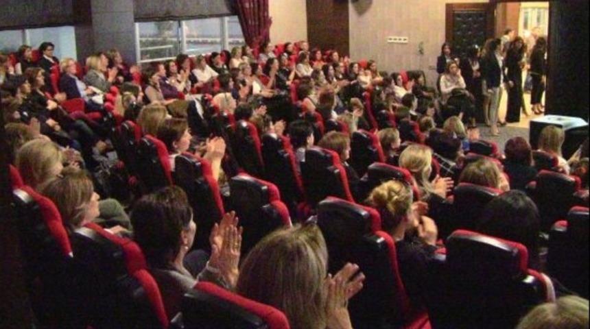 CHP'li Böke: Siyasette erkekleşmeden kadın olmak çok kıymetli