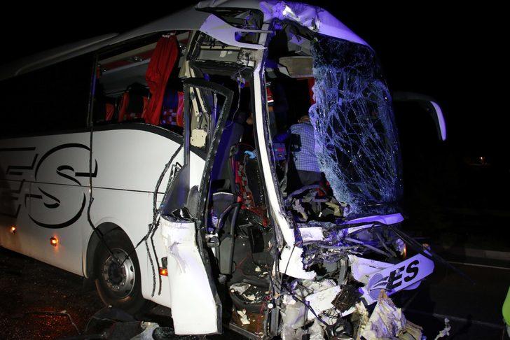 Uşak'ta yolcu otobüsü tıra arkadan çarptı, 1 kişi öldü, 43 kişi yaralandı G5