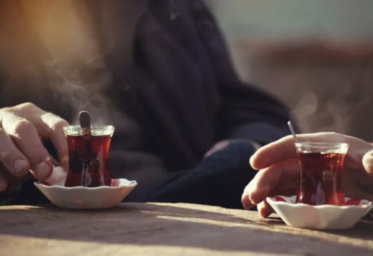 Severek içtiğiniz çay sağlığınıza zarar verebilir! İçmeden önce...