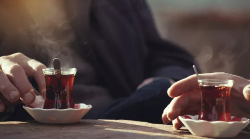 Severek içtiğiniz çay sağlığınıza zarar verebilir! İçmeden önce...