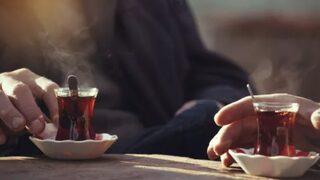 Severek içtiğiniz çay sağlığınıza zarar verebilir! İçmeden önce...