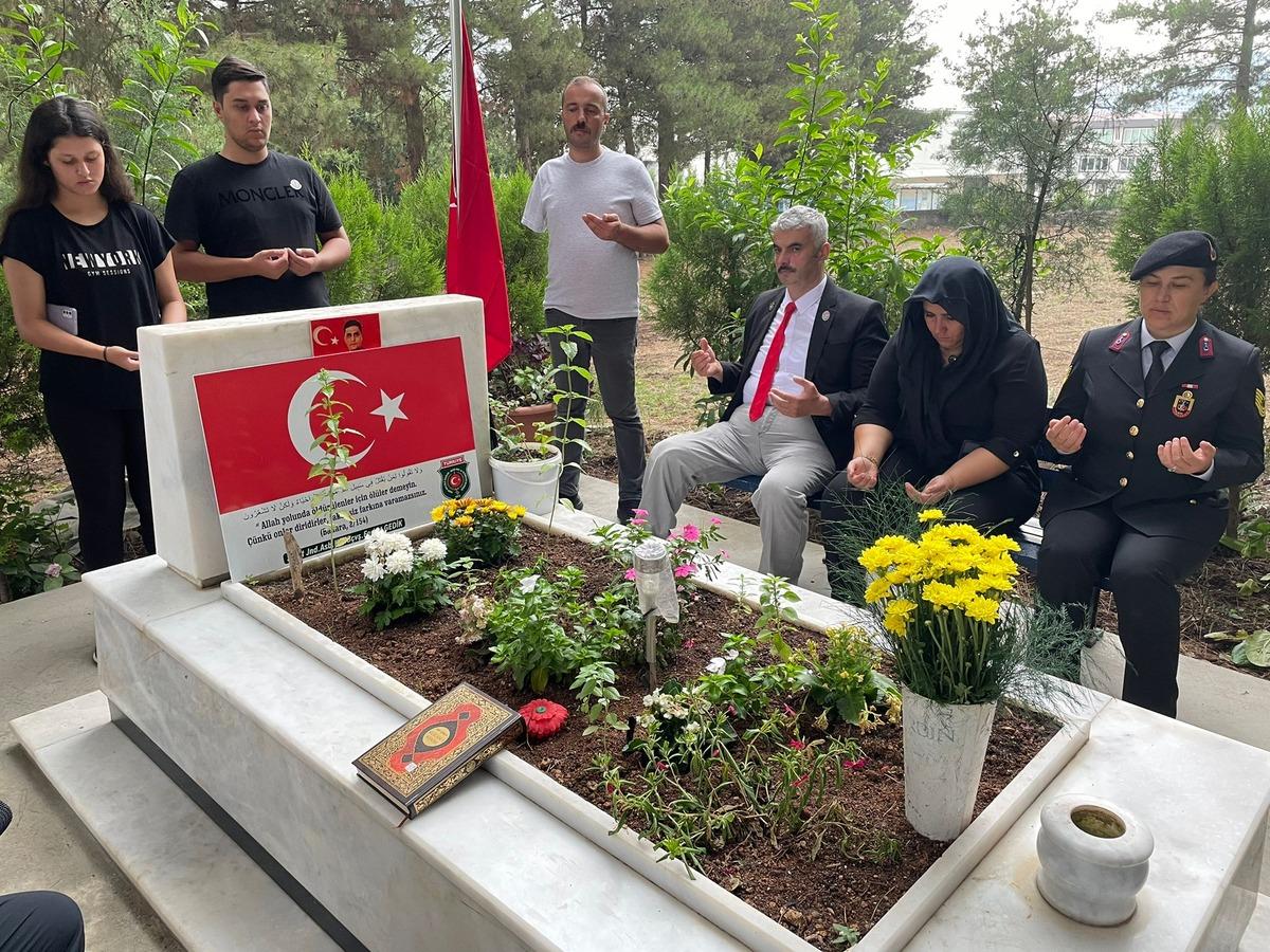 Şehit Baş&ccedil;avuş Ferhat Gedik, Hatay'da mezarı başında anıldı