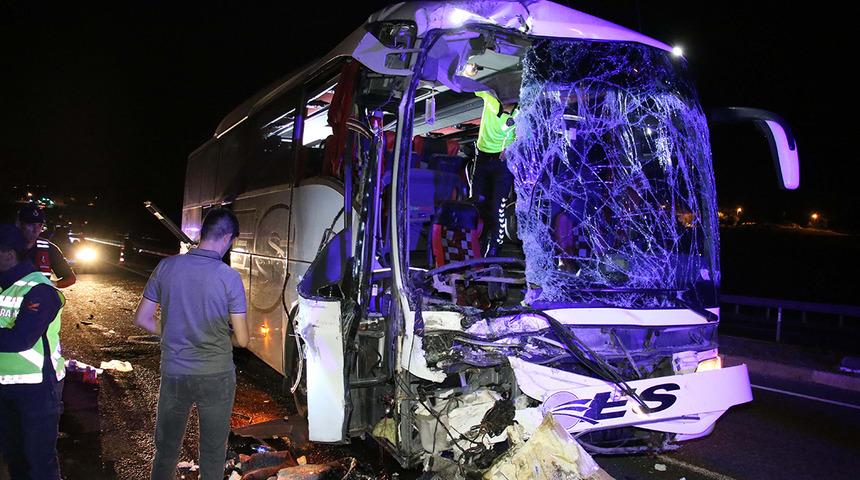 Uşak'ta gece yarısı feci kaza! 43 kişi yaralandı, vali olay yerine geldi