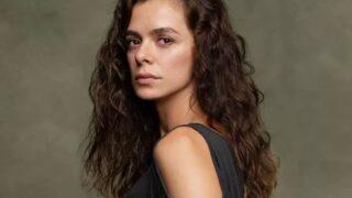 Güzel oyuncu Özge Özpirinçci'den bikinili ayna pozu!