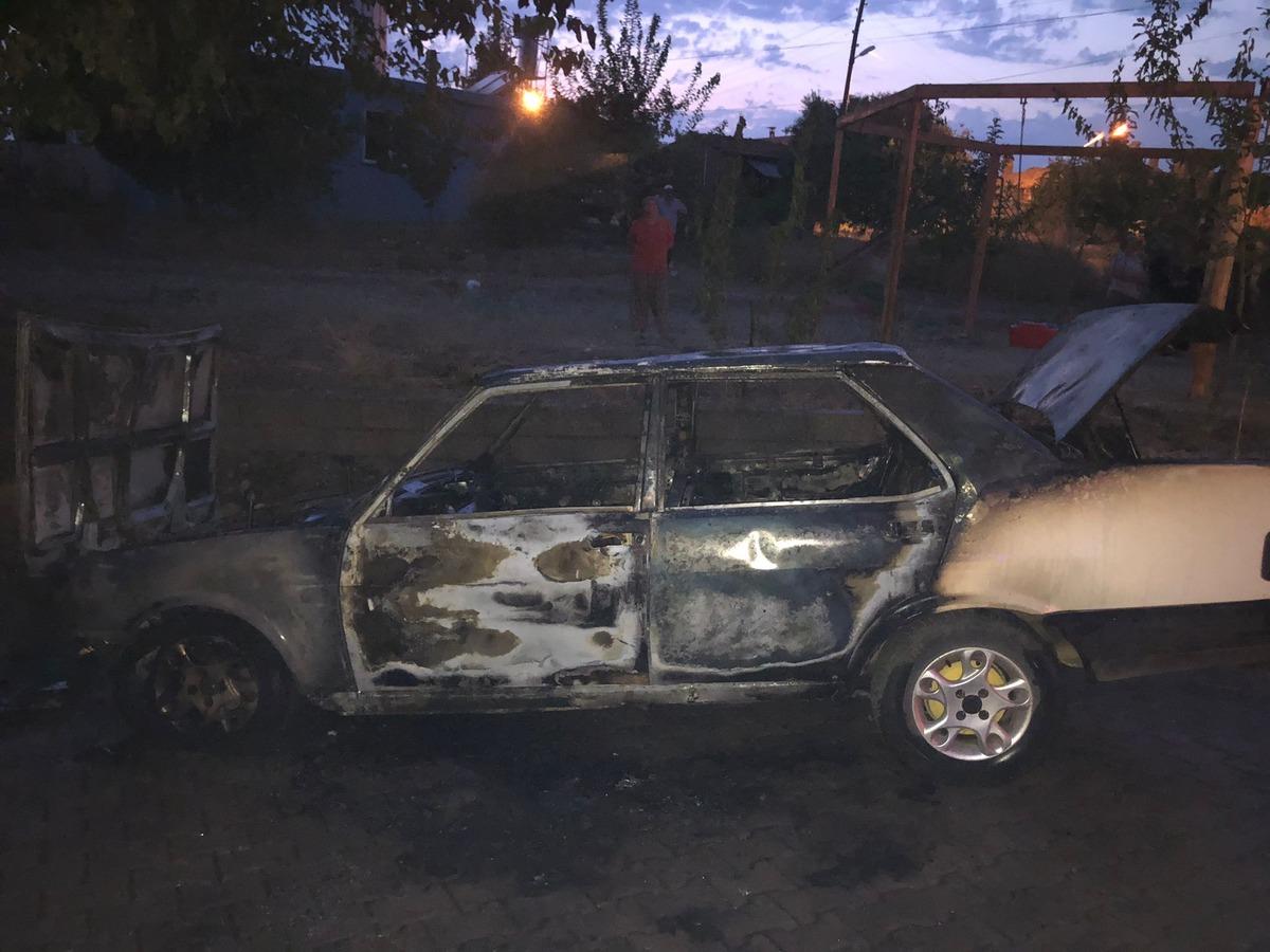 Antalya'da s&uuml;r&uuml;c&uuml;s&uuml;n&uuml;n &ccedil;alıştırmak i&ccedil;in kontağını &ccedil;evirdiği otomobil alev aldı