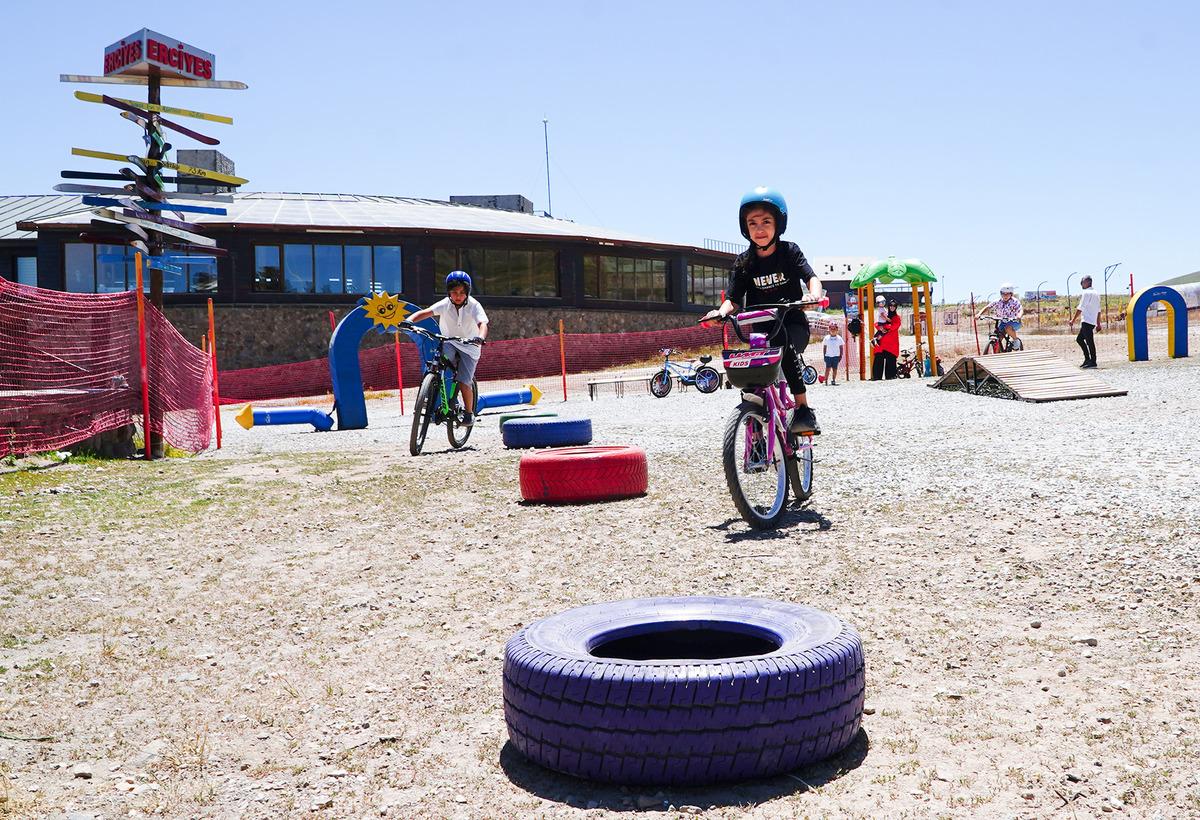 Erciyes Dağı'nda &ccedil;ocuklar i&ccedil;in bisiklet ve aktivite parkı kuruldu