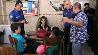 Anneleri kebapçıya bırakıp ortadan kayboldu, çocuklar gözyaşlarına boğuldular! Babaları da kabul etmedi