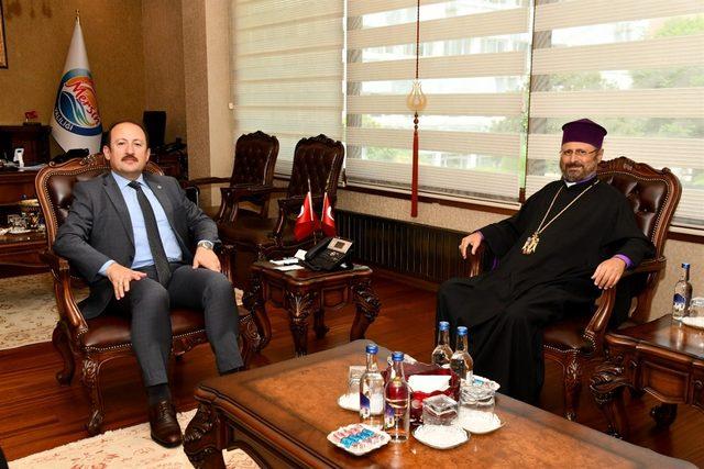 Türkiye Ermenileri Patriği Maşalyan Mersin Valisi Pehlivan'ı ziyaret etti