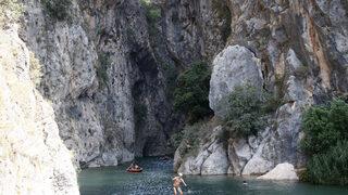 Antalya'da sıcaktan bunalanlar sahilleri doldurdu