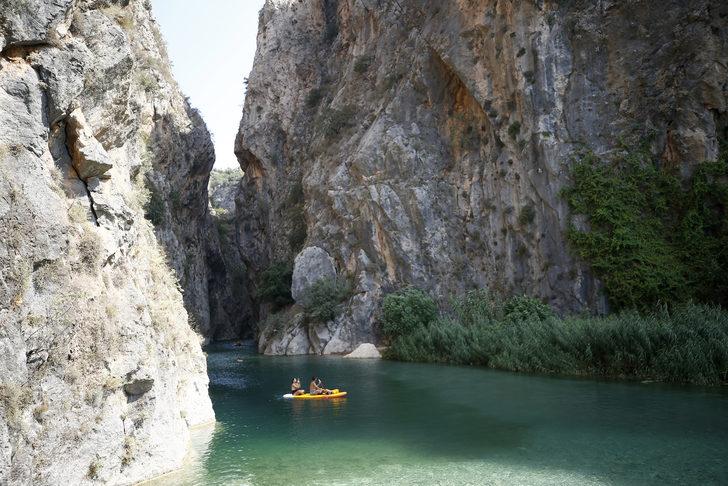 Antalya'da sıcaktan bunalanlar sahilleri doldurdu G3