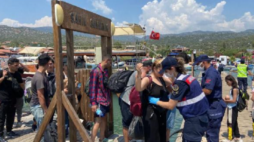 Kaçak göçmenleri 'Burası Avrupa' deyip, Kekova Adası'na bıraktılar