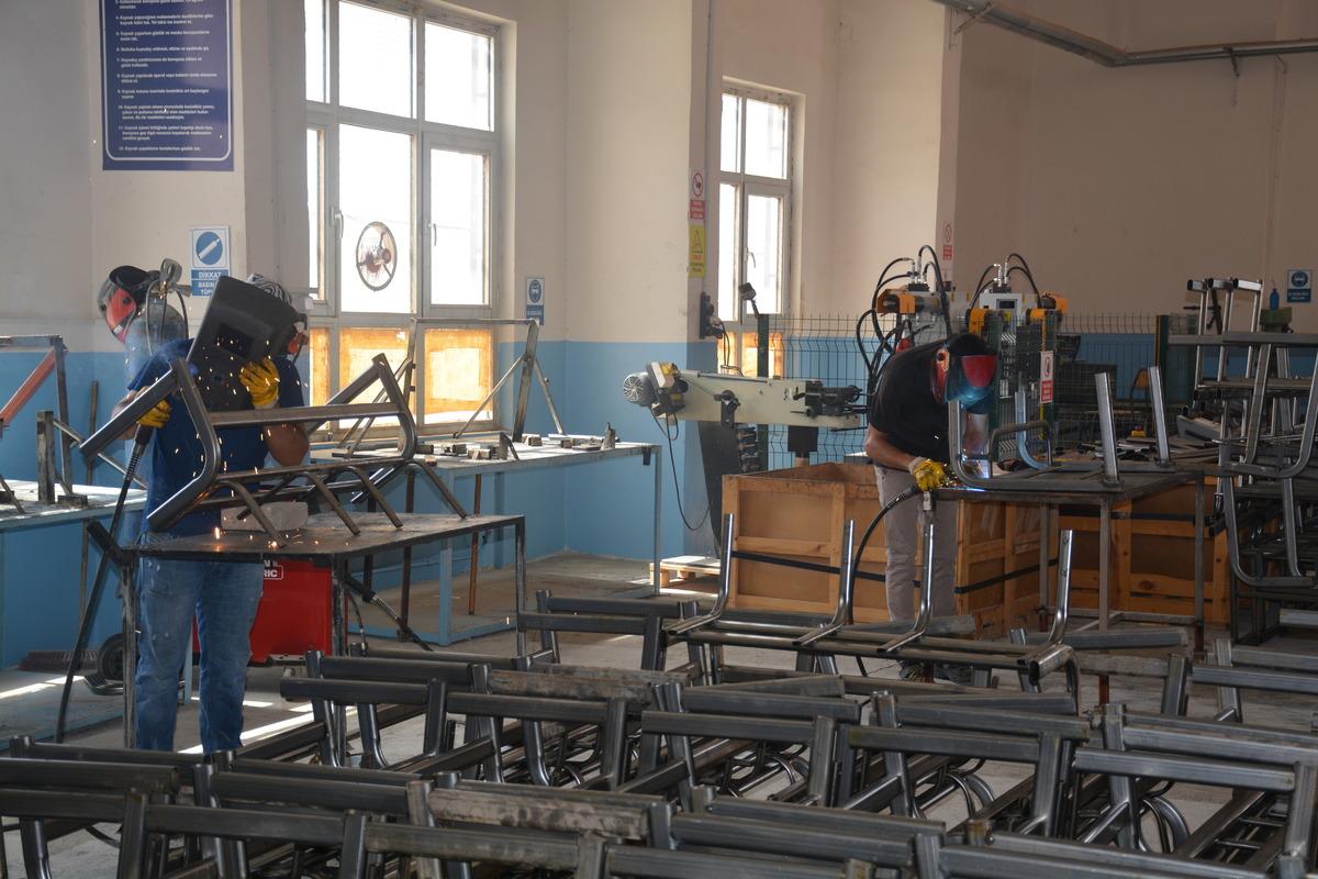 Şırnaklı &ouml;ğrenciler eğitim kurumlarına masa, sıra, dolap ve sandalye &uuml;retiyor