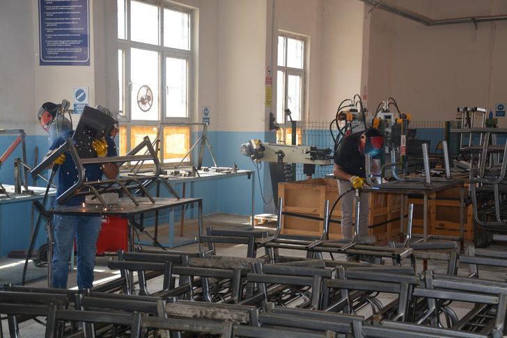 Şırnaklı öğrenciler eğitim kurumlarına masa, sıra, dolap ve sandalye üretiyor G1