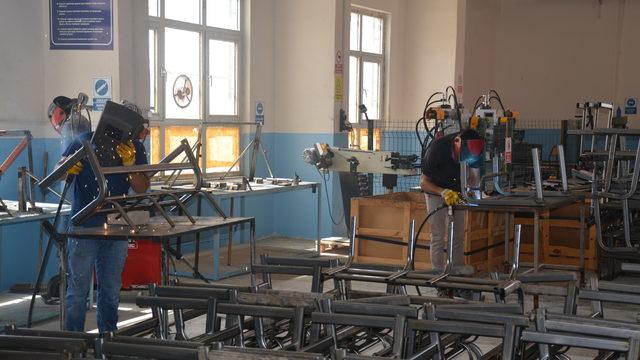 Şırnaklı öğrenciler eğitim kurumlarına masa, sıra, dolap ve sandalye üretiyor