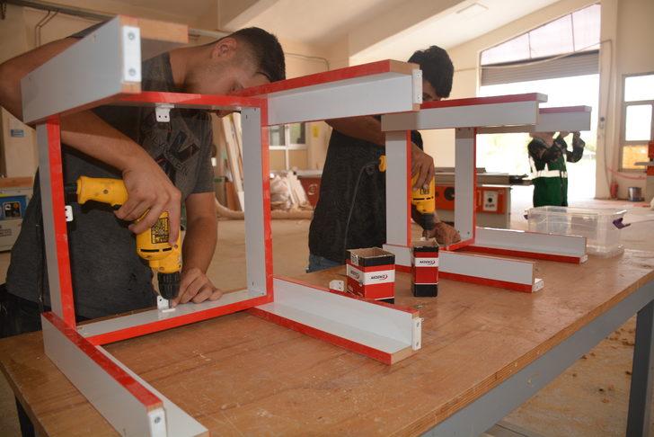 Şırnaklı öğrenciler eğitim kurumlarına masa, sıra, dolap ve sandalye üretiyor G2