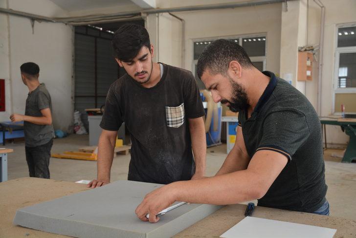 Şırnaklı öğrenciler eğitim kurumlarına masa, sıra, dolap ve sandalye üretiyor G3