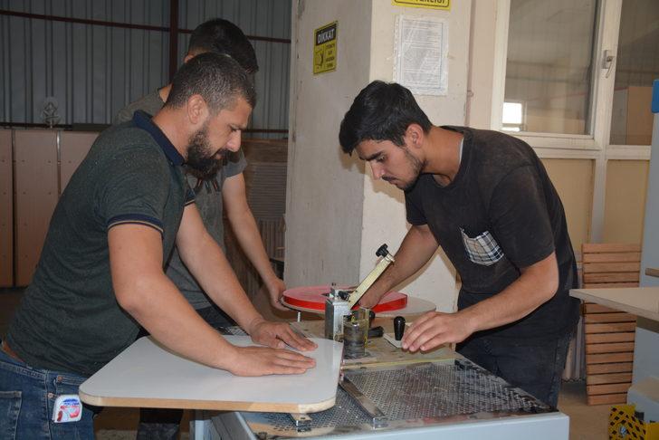 Şırnaklı öğrenciler eğitim kurumlarına masa, sıra, dolap ve sandalye üretiyor G4