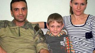 Mayının kopardığı bacağını eline alıp...