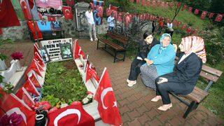 Eren Bülbül şehadetinin beşinci yılında mezarı başında anıldı