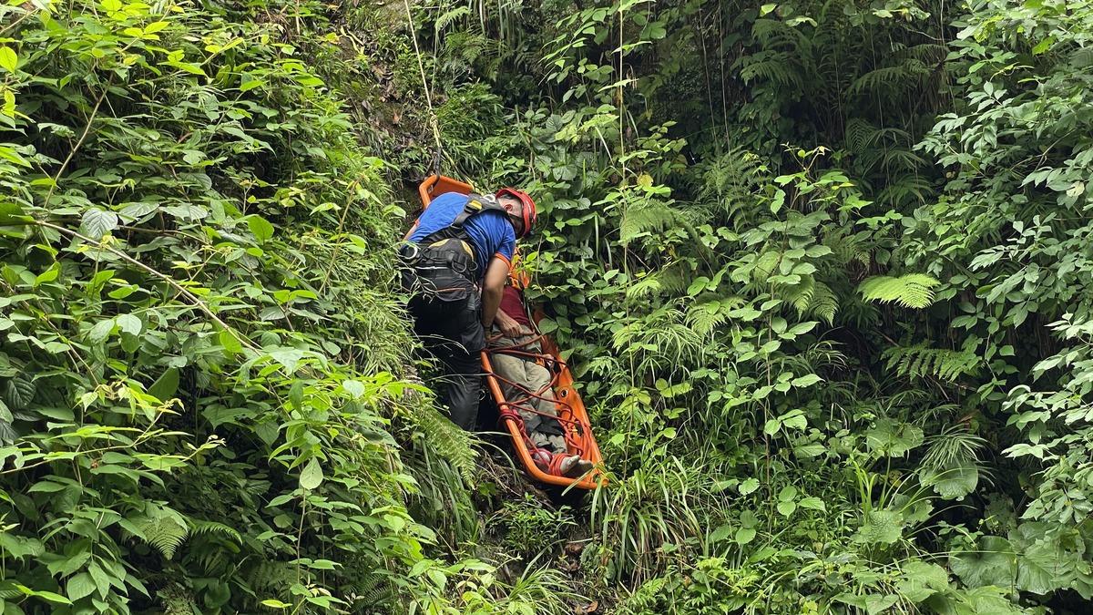 Rize'de y&uuml;k taşımada kullanılan ilkel teleferiğin &ccedil;arptığı kişi yaralandı