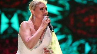 Muazzez Ersoy uzun süre dua edip pastayı kesti! 180 bin Euro değerinde hediye