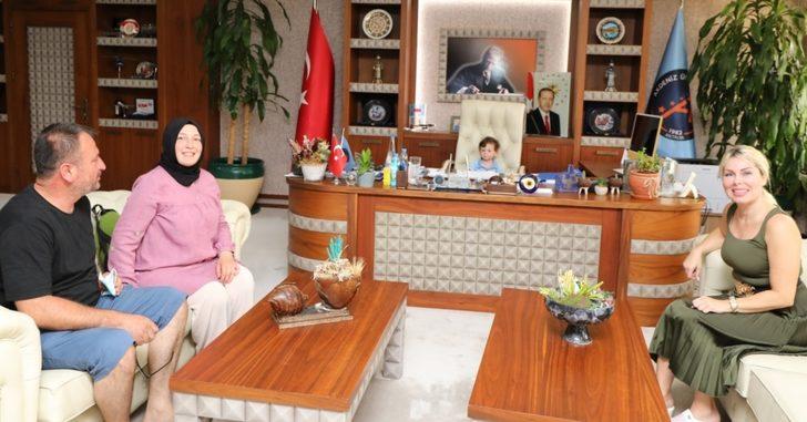 Rektör Özkan, rahim nakliyle dünyaya gelen "Ömer Özkan" bebekle buluştu G1