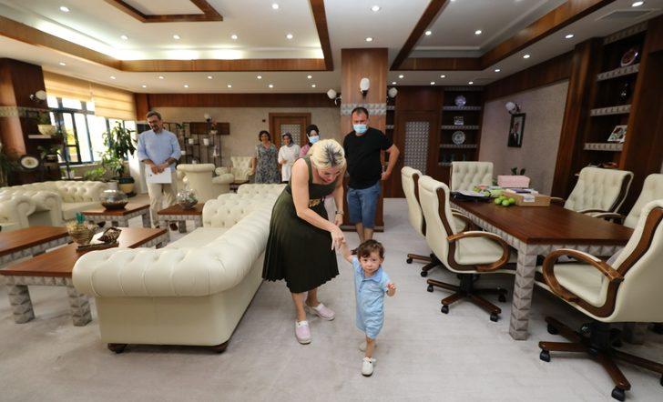 Rektör Özkan, rahim nakliyle dünyaya gelen "Ömer Özkan" bebekle buluştu G2