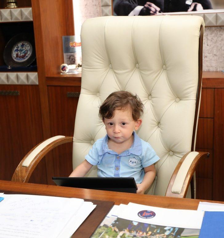 Rektör Özkan, rahim nakliyle dünyaya gelen "Ömer Özkan" bebekle buluştu G3