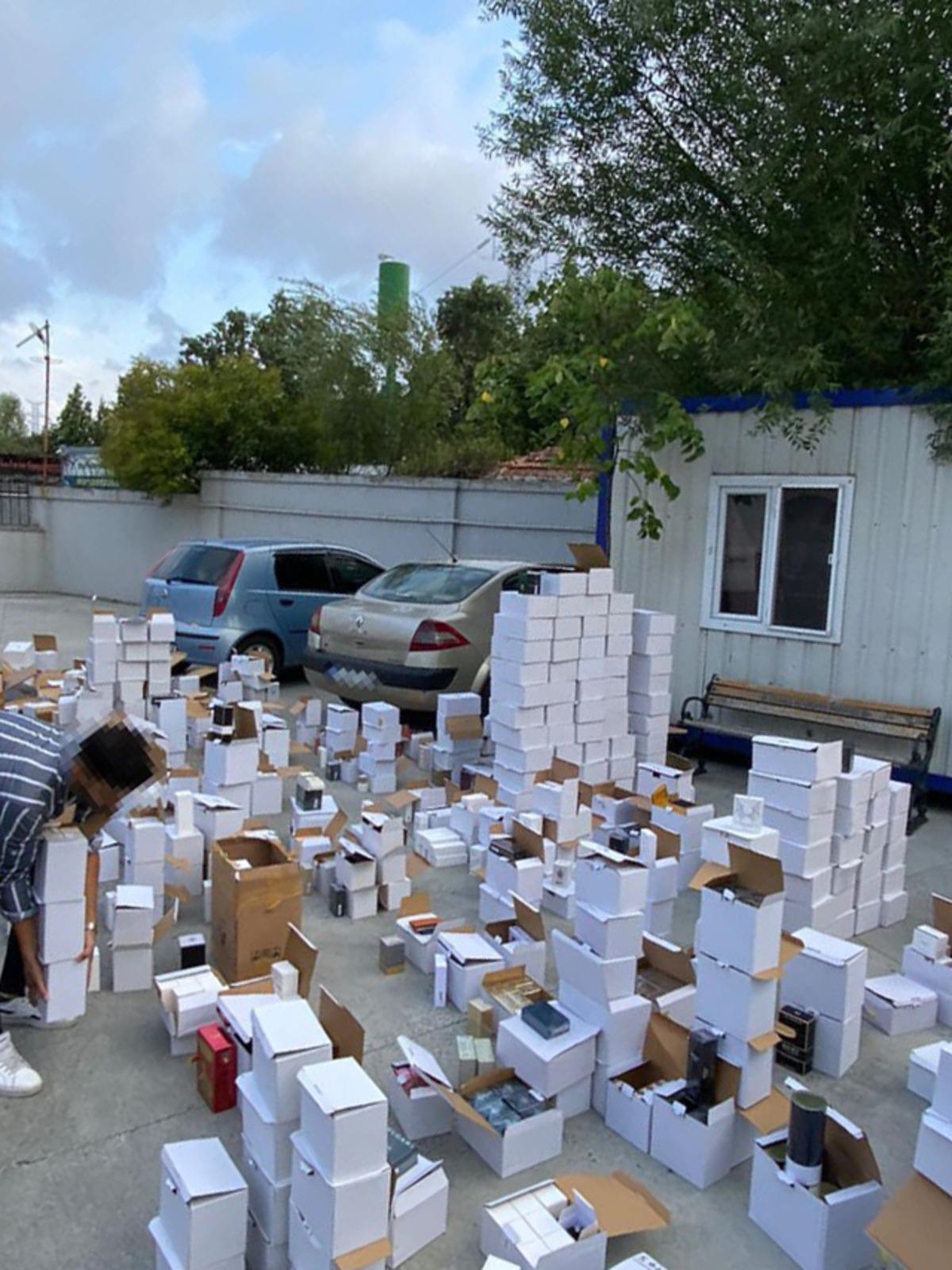 İstanbul'da 2 bin 947 şişe sahte parf&uuml;m ele ge&ccedil;irildi