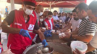 Tunceli ve Erzincan'da vatandaşlara aşure dağıtıldı