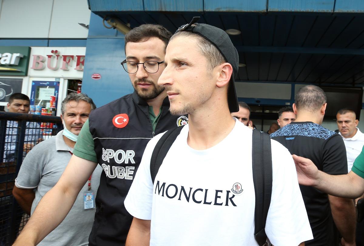 Trabzonspor'un transfer g&ouml;r&uuml;şmeleri yaptığı Makedon Enis Bardhi, Trabzon'a geldi