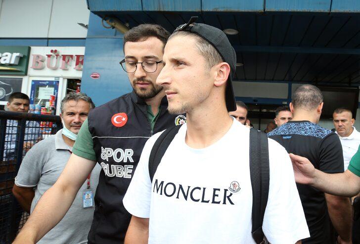 Trabzonspor'un transfer görüşmeleri yaptığı Makedon Enis Bardhi, Trabzon'a geldi G1