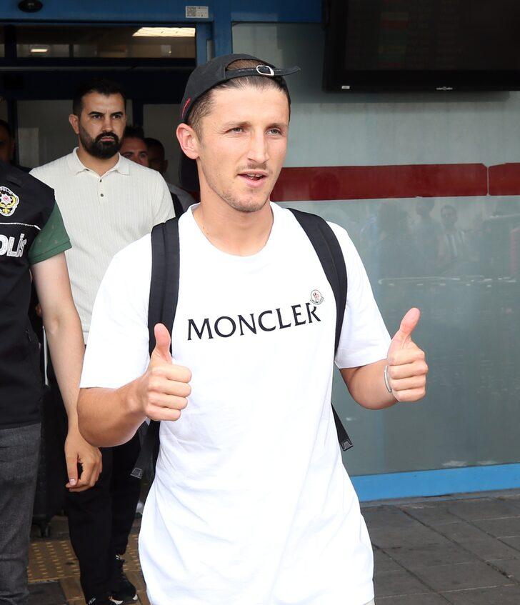 Trabzonspor'un transfer görüşmeleri yaptığı Makedon Enis Bardhi, Trabzon'a geldi G2